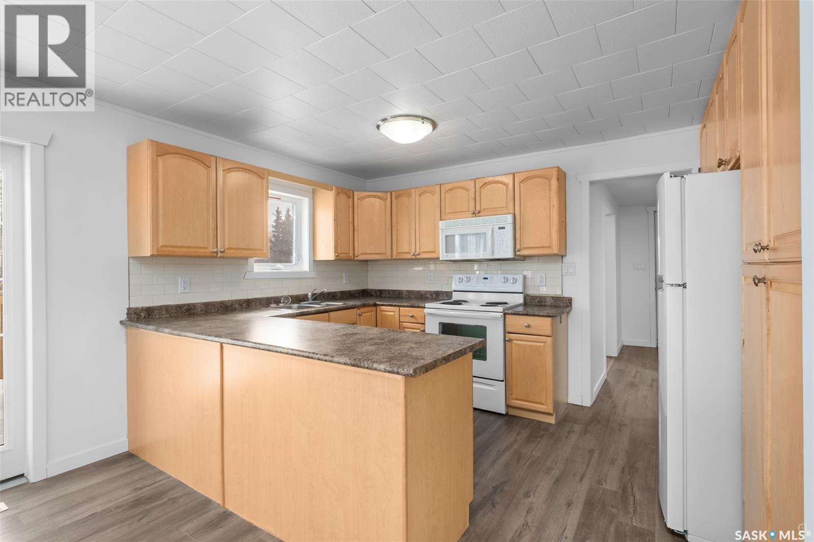 125 Central Avenue S, Christopher Lake, SK - Indoor Photo Showing Kitchen With Double Sink