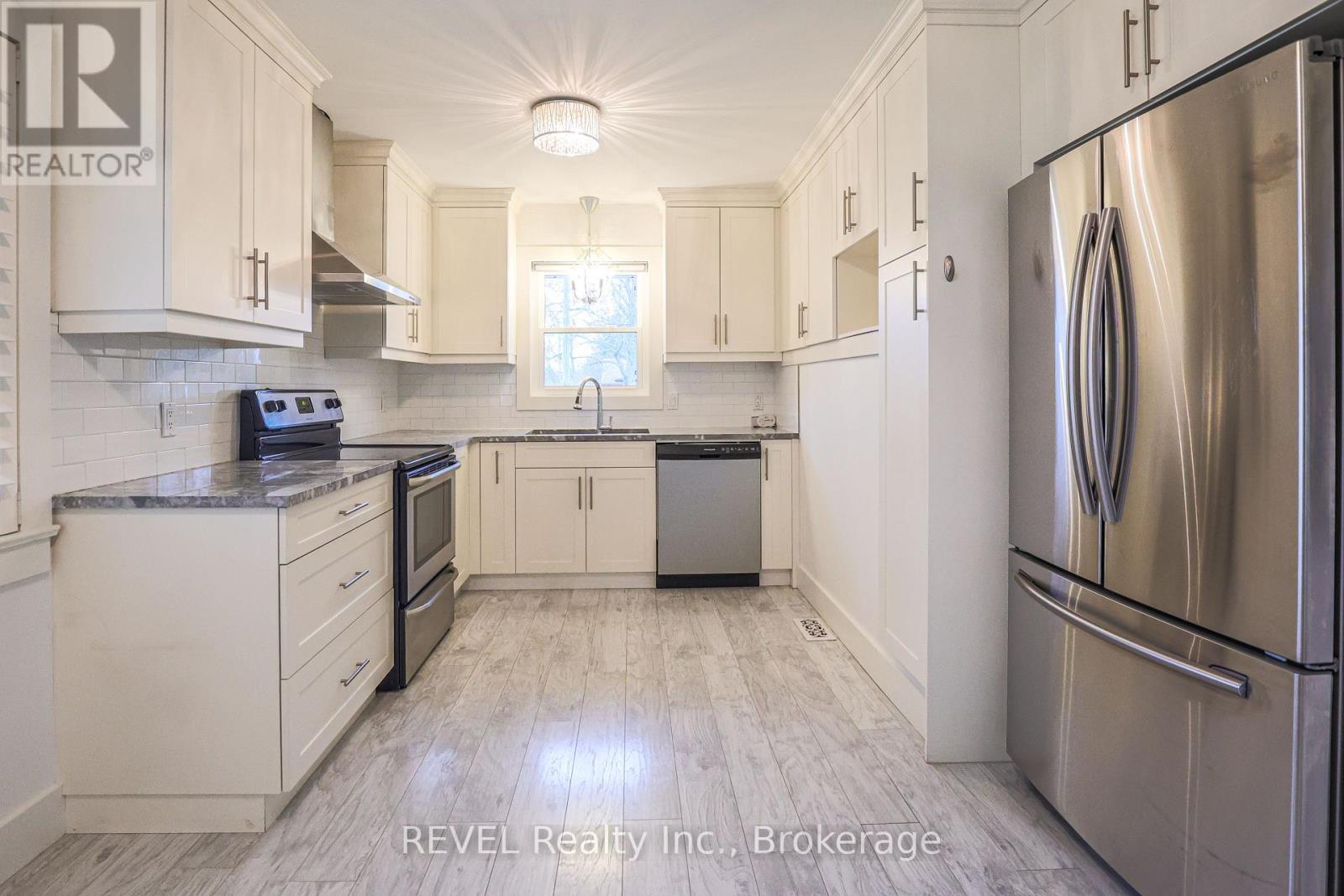 325 Grantham Avenue, St. Catharines (Carlton/Bunting), ON - Indoor Photo Showing Kitchen