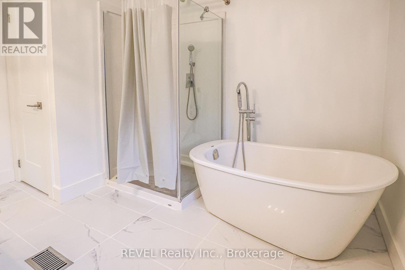 325 Grantham Avenue, St. Catharines (Carlton/Bunting), ON - Indoor Photo Showing Bathroom