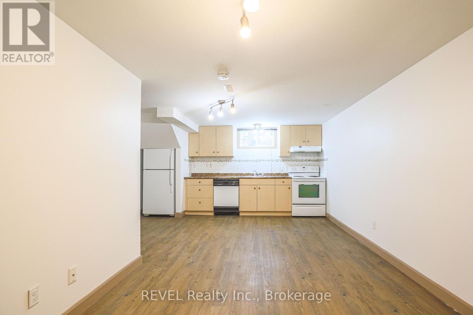 325 Grantham Avenue, St. Catharines (Carlton/Bunting), ON - Indoor Photo Showing Kitchen
