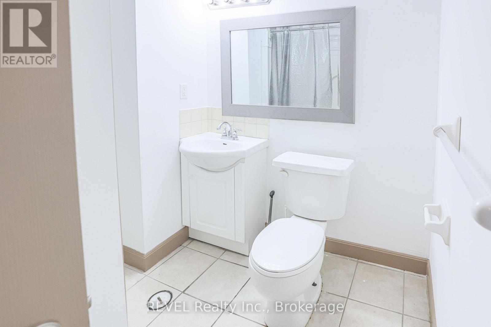 325 Grantham Avenue, St. Catharines (Carlton/Bunting), ON - Indoor Photo Showing Bathroom