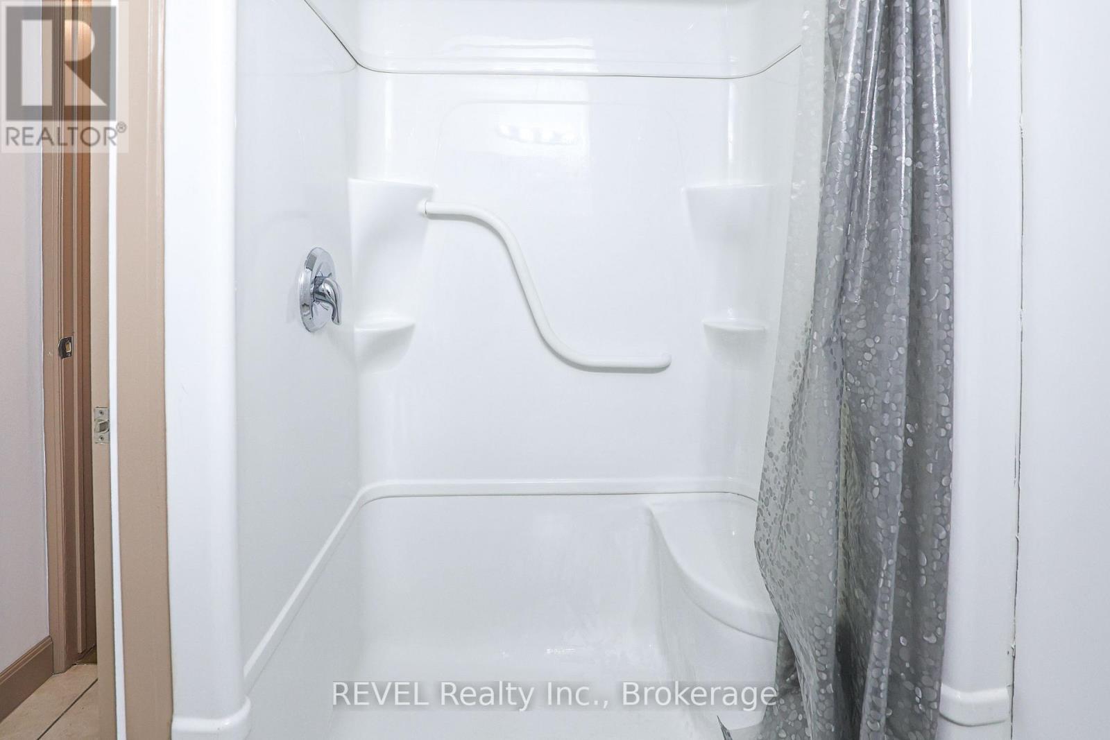 325 Grantham Avenue, St. Catharines (Carlton/Bunting), ON - Indoor Photo Showing Bathroom
