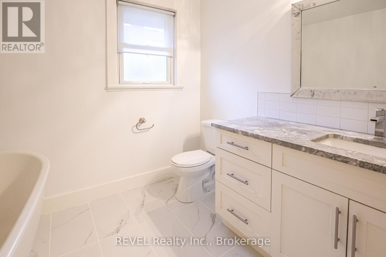325 Grantham Avenue, St. Catharines (Carlton/Bunting), ON - Indoor Photo Showing Bathroom