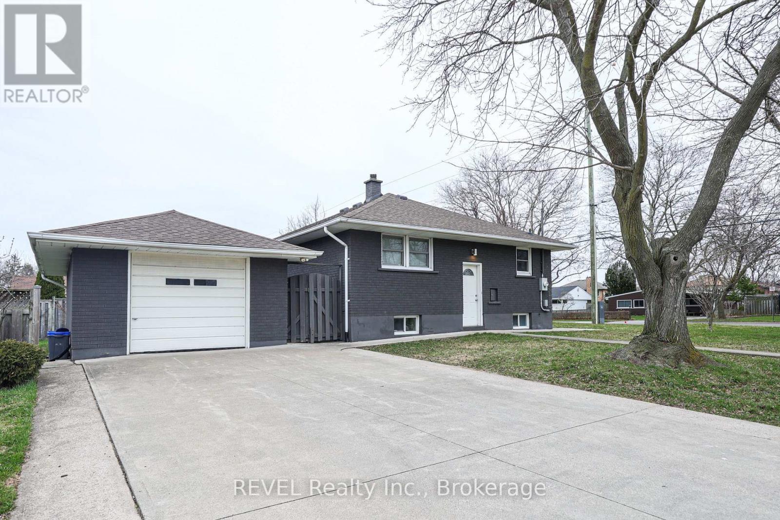 325 Grantham Avenue, St. Catharines (Carlton/Bunting), ON - Outdoor