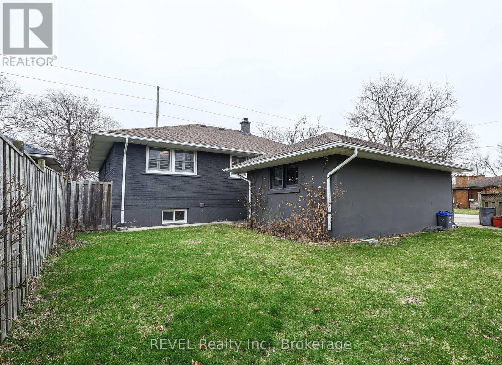325 Grantham Avenue, St. Catharines (Carlton/Bunting), ON - Outdoor