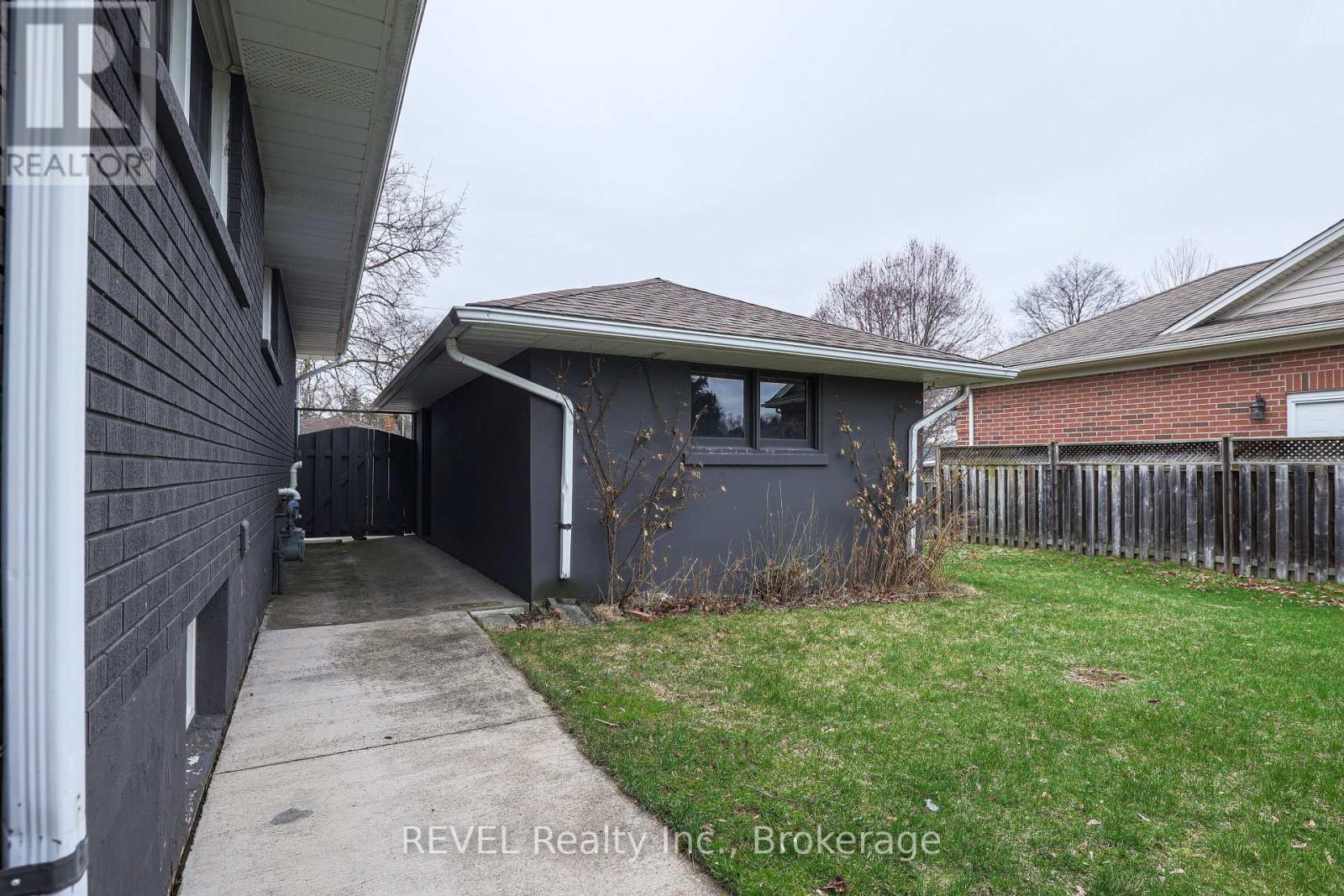 325 Grantham Avenue, St. Catharines (Carlton/Bunting), ON - Outdoor With Exterior