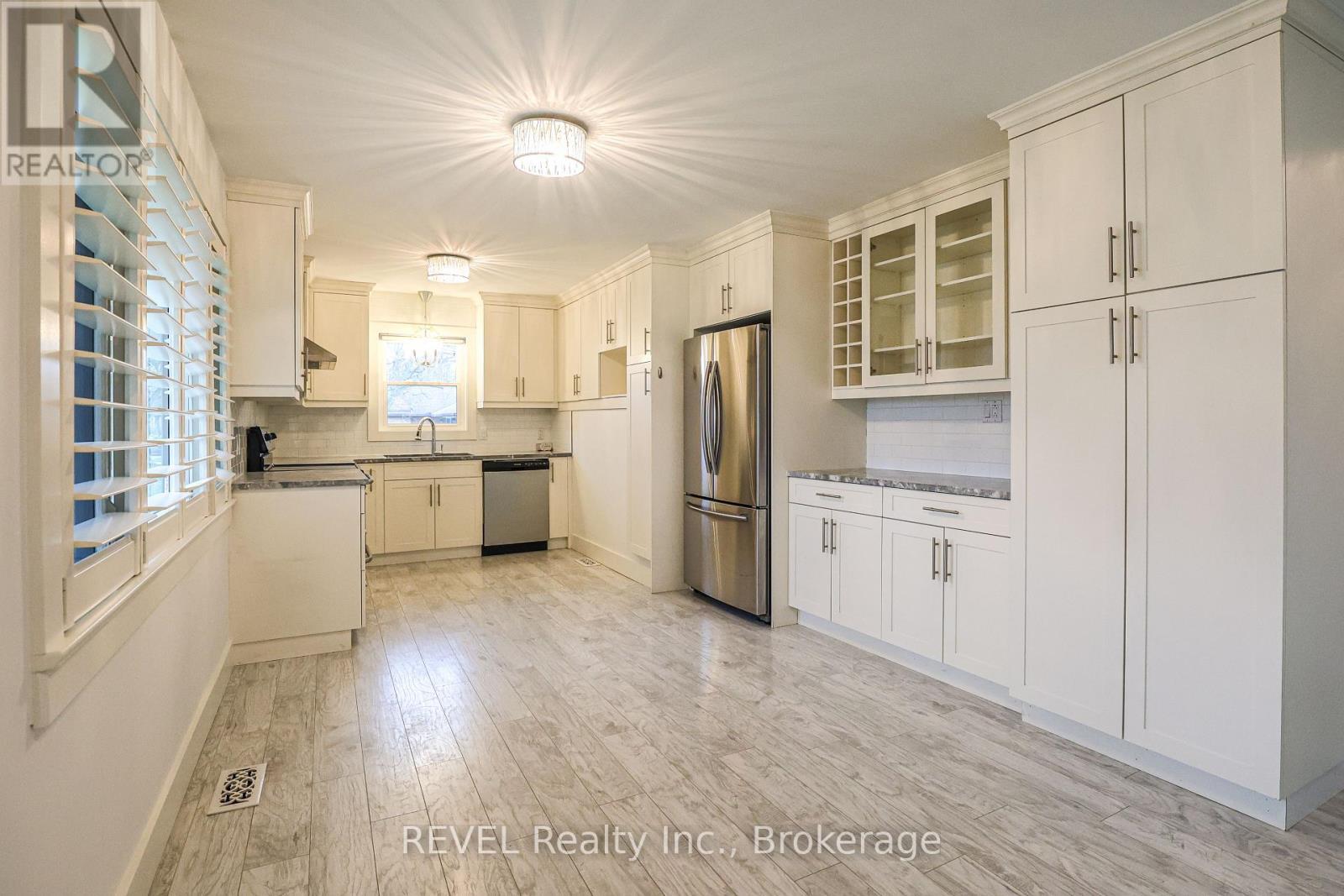 325 Grantham Avenue, St. Catharines (Carlton/Bunting), ON - Indoor Photo Showing Kitchen