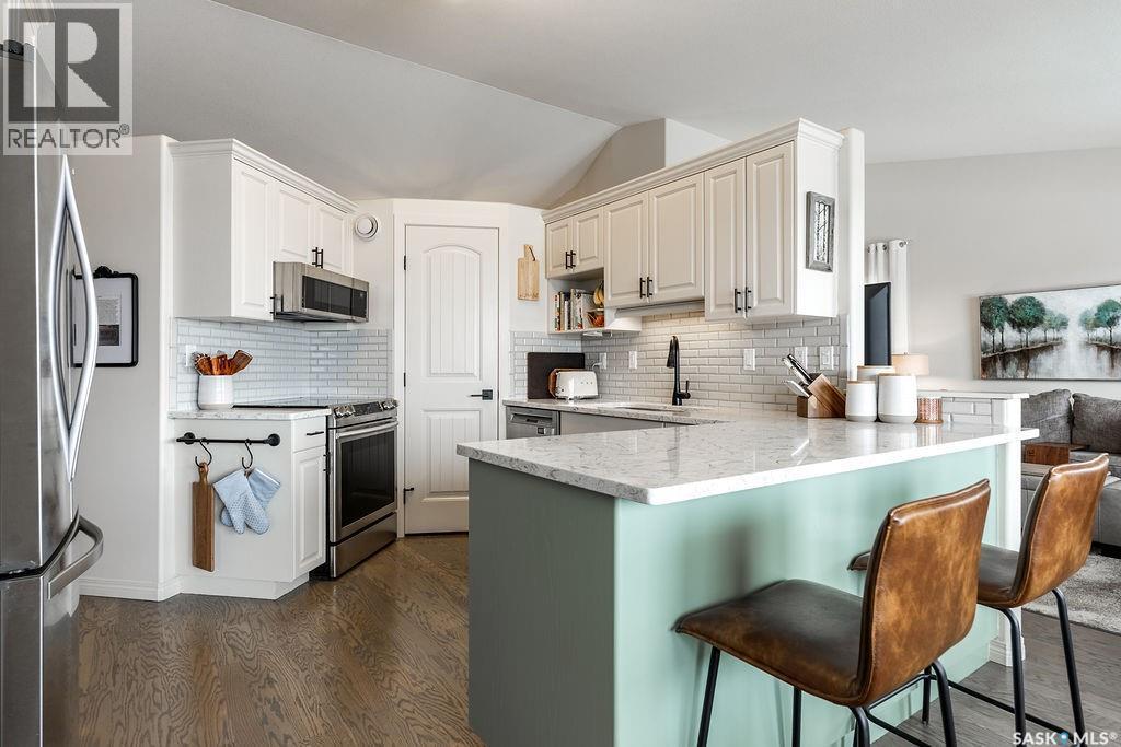 330 Pobran Crescent, Saskatoon, SK - Indoor Photo Showing Kitchen With Stainless Steel Kitchen With Upgraded Kitchen