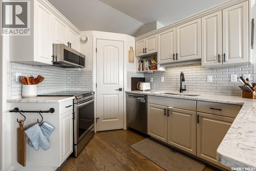 330 Pobran Crescent, Saskatoon, SK - Indoor Photo Showing Kitchen With Stainless Steel Kitchen With Upgraded Kitchen