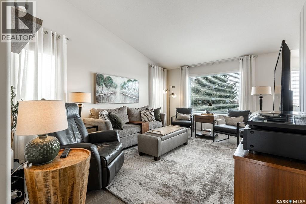 330 Pobran Crescent, Saskatoon, SK - Indoor Photo Showing Living Room