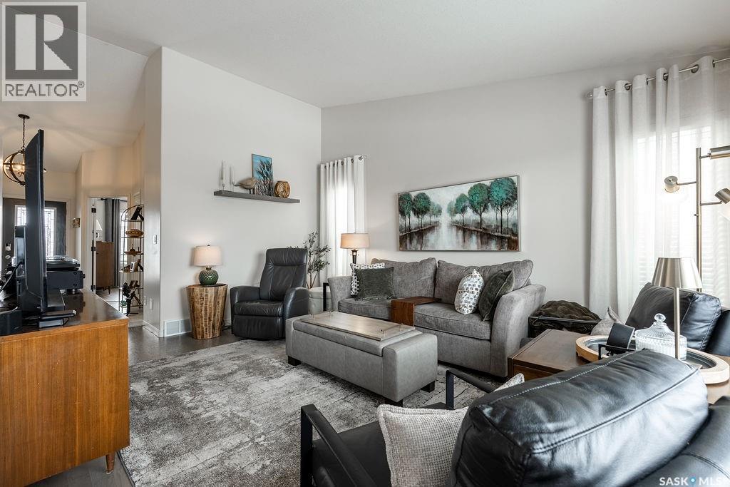 330 Pobran Crescent, Saskatoon, SK - Indoor Photo Showing Living Room