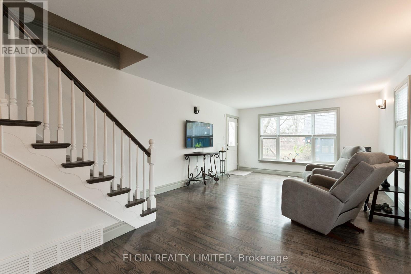 219 Sunset Drive, St. Thomas, ON - Indoor Photo Showing Living Room