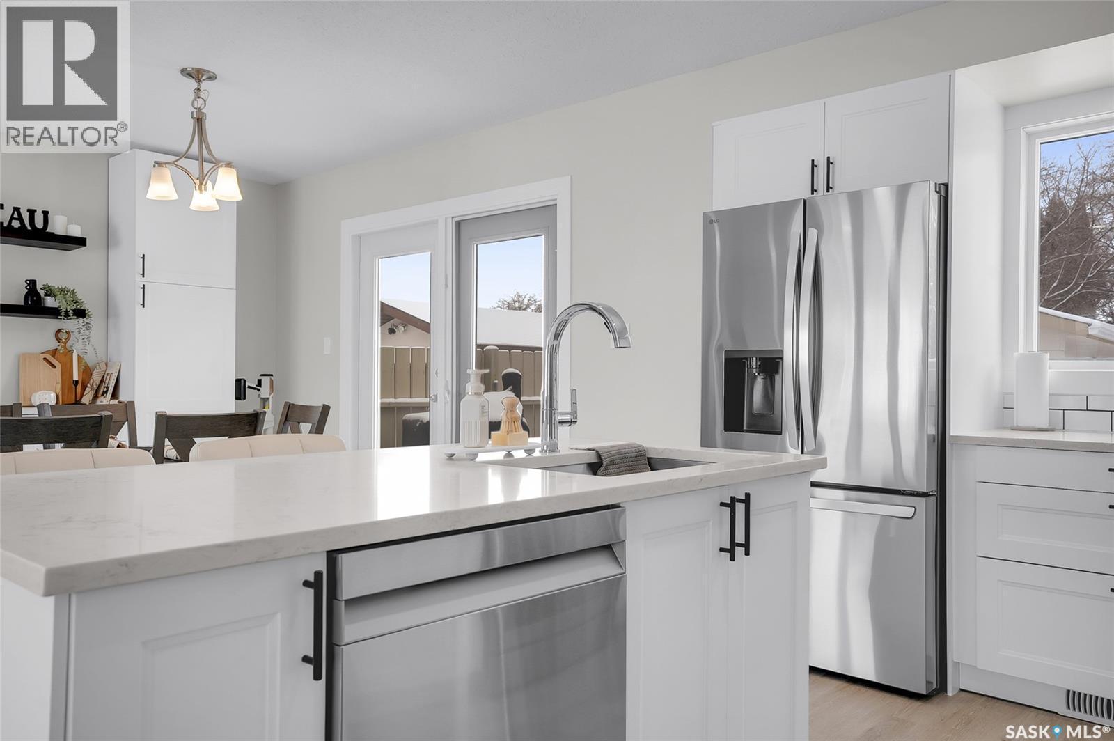 283 David Knight Crescent, Saskatoon, SK - Indoor Photo Showing Kitchen With Stainless Steel Kitchen With Upgraded Kitchen