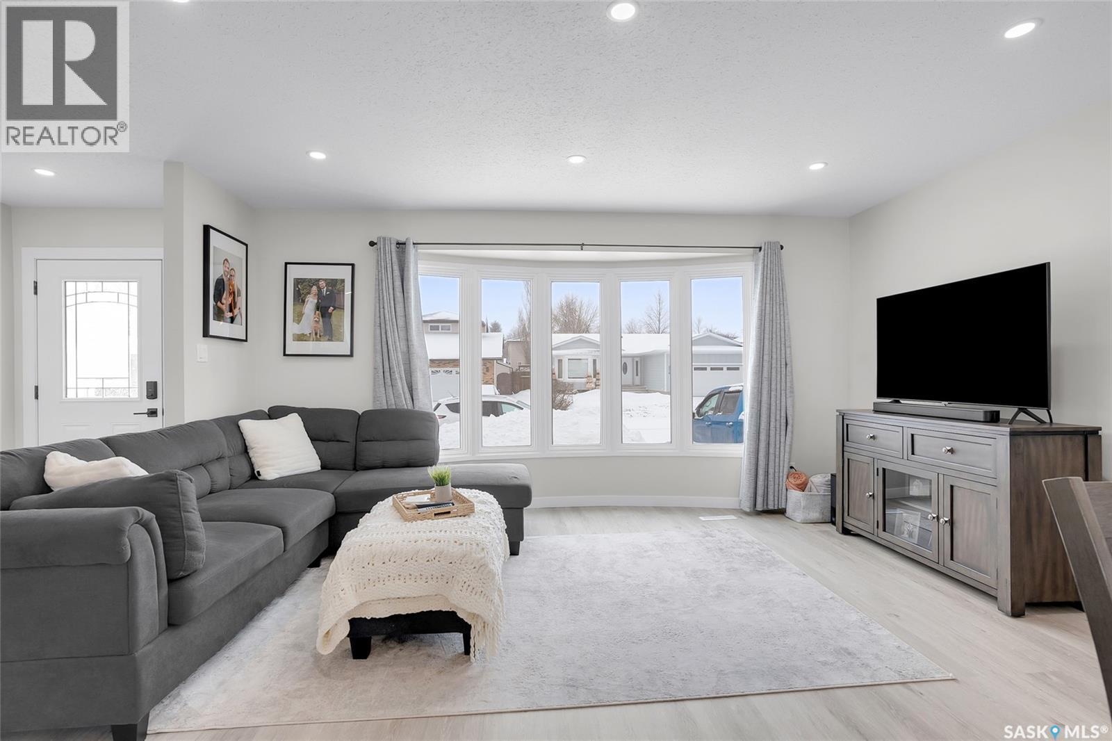 283 David Knight Crescent, Saskatoon, SK - Indoor Photo Showing Living Room