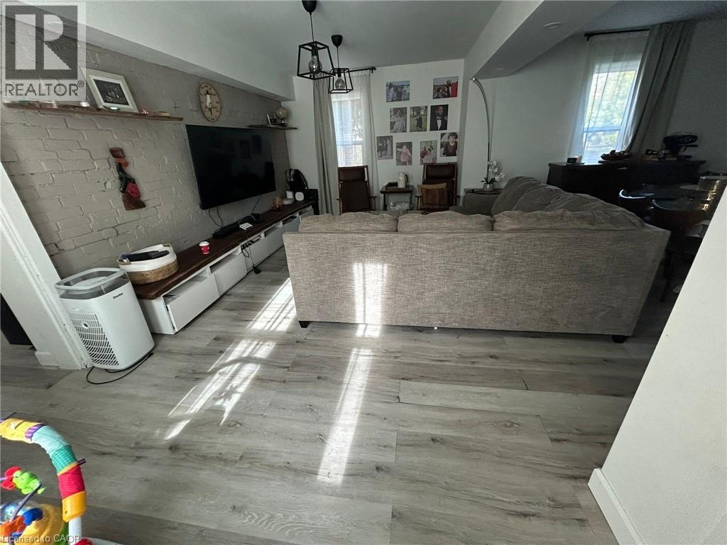 159 Waterloo Street, Kitchener, ON - Indoor Photo Showing Living Room