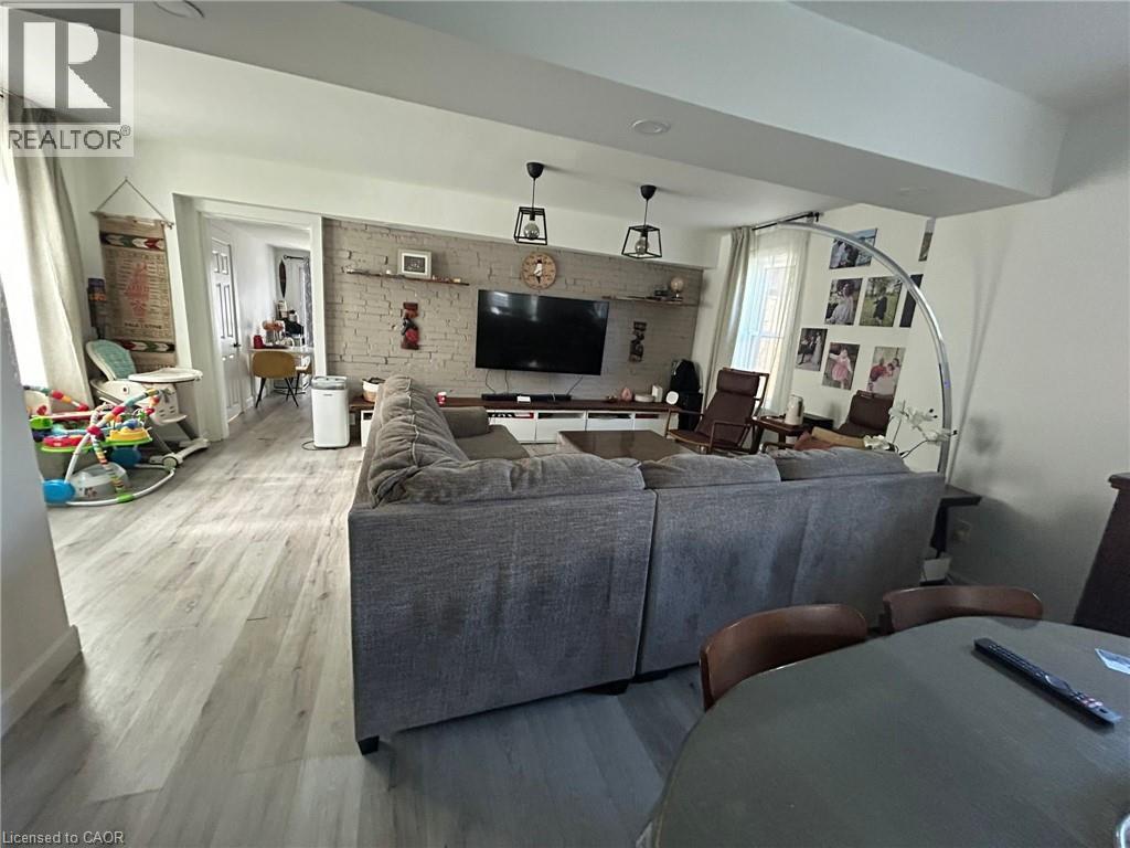 159 Waterloo Street, Kitchener, ON - Indoor Photo Showing Living Room