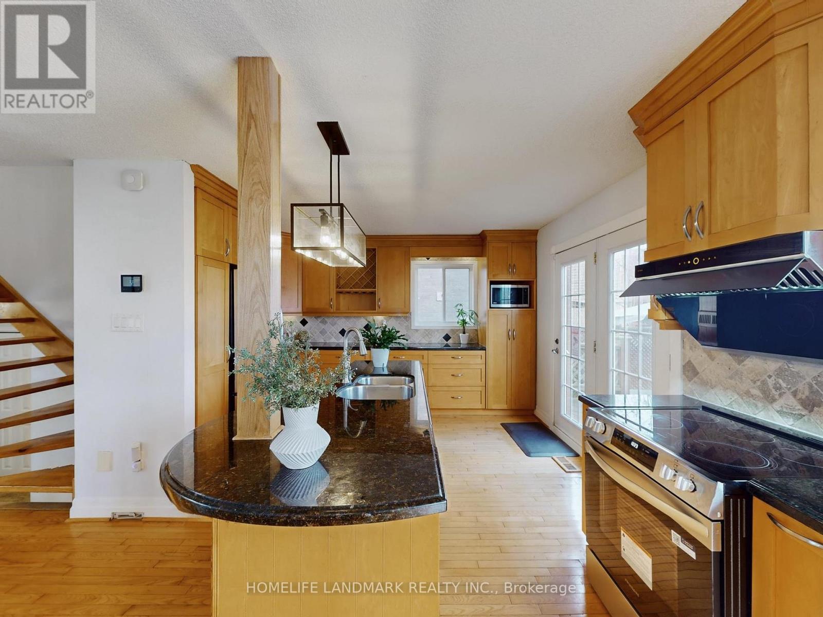 837 Apple Gate Court, Mississauga, ON - Indoor Photo Showing Kitchen With Double Sink