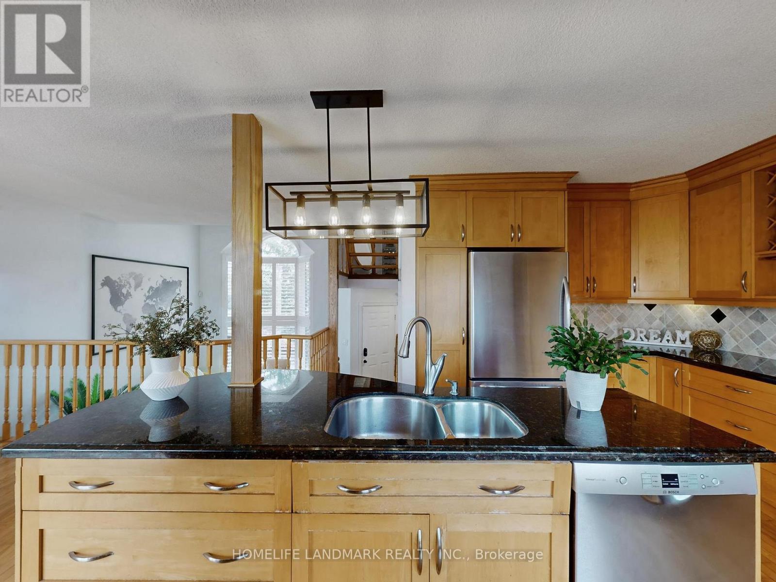 837 Apple Gate Court, Mississauga, ON - Indoor Photo Showing Kitchen With Double Sink