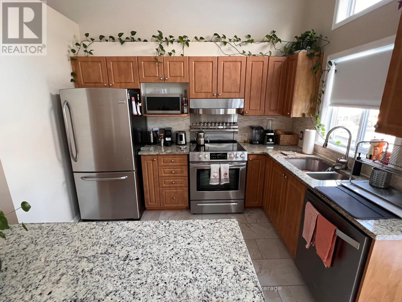 127 Gladeview Private, Ottawa, ON - Indoor Photo Showing Kitchen With Double Sink