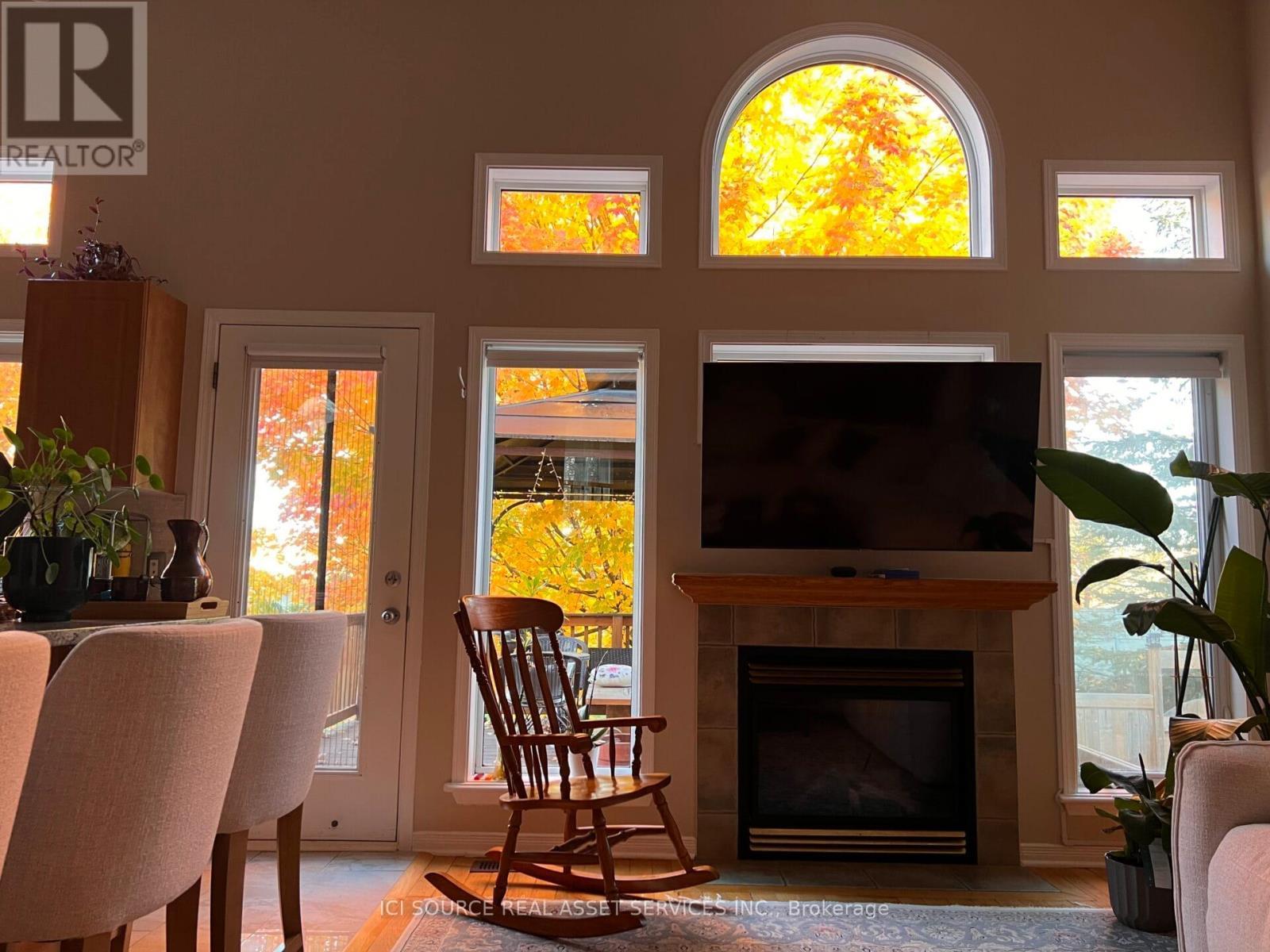 127 Gladeview Private, Ottawa, ON - Indoor Photo Showing Living Room With Fireplace