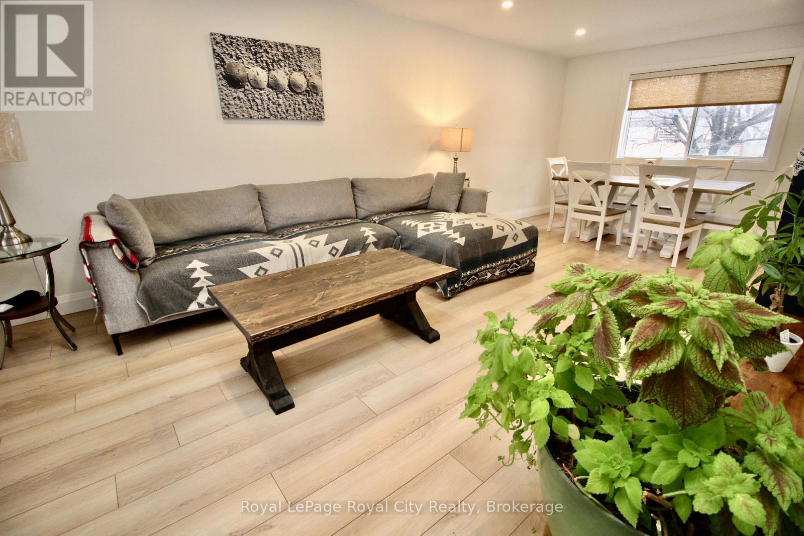 82 Gunn Avenue, Cambridge, ON - Indoor Photo Showing Living Room