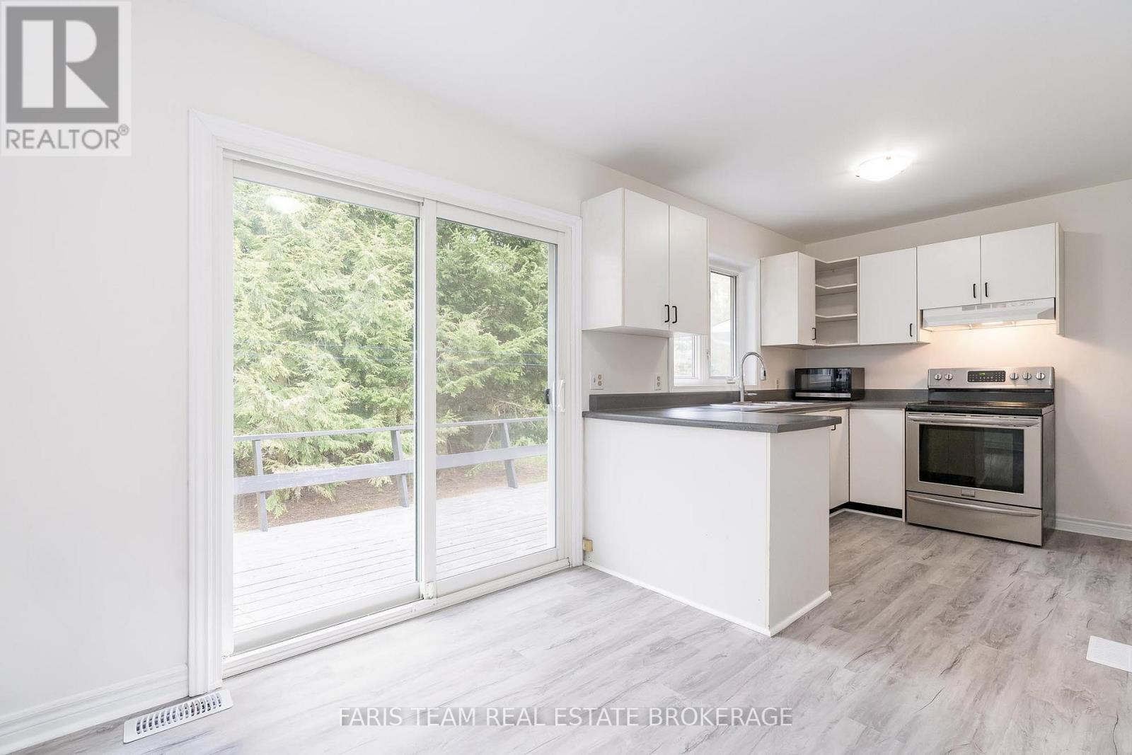 19 Wakunda Crescent, Tiny, ON - Indoor Photo Showing Kitchen
