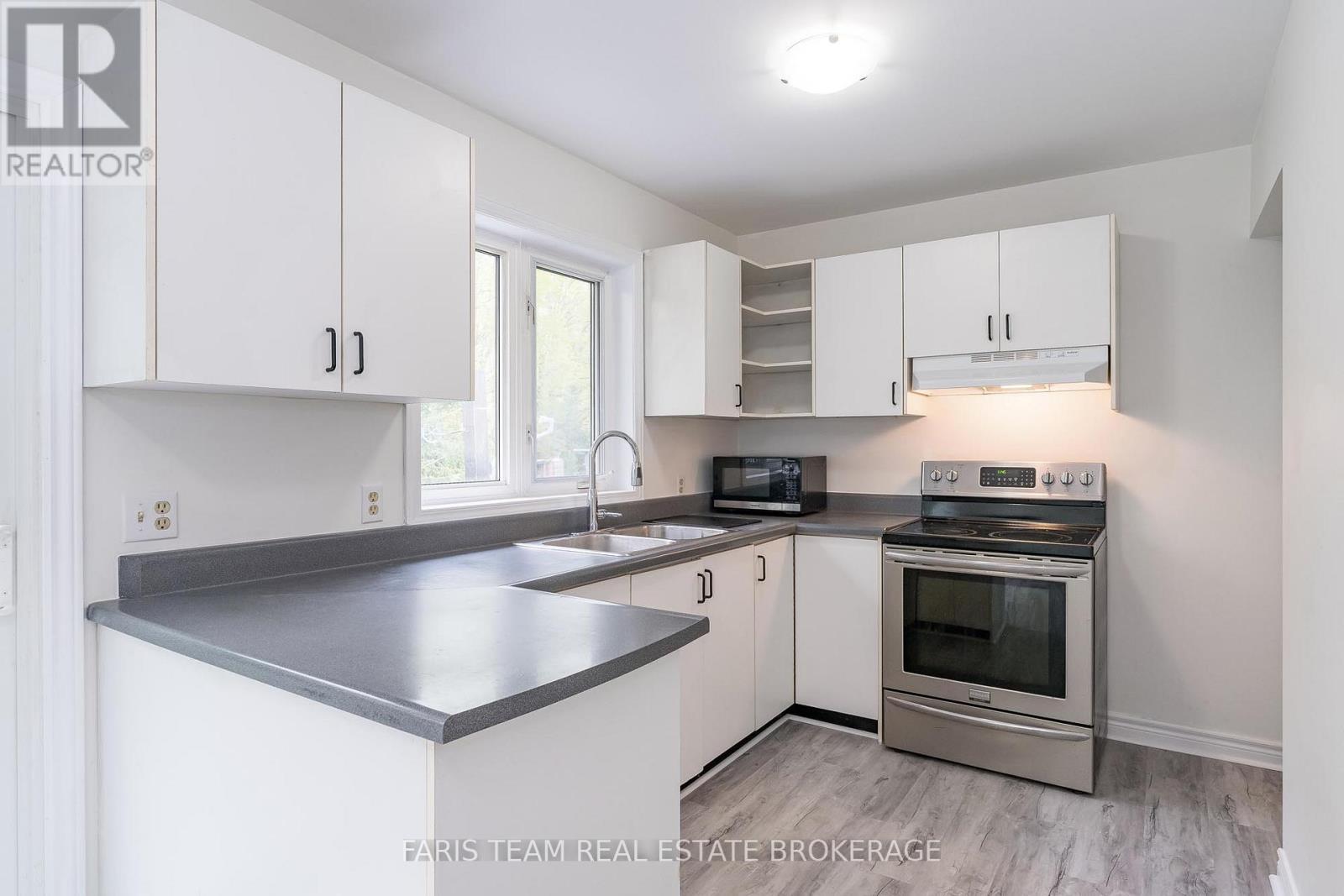 19 Wakunda Crescent, Tiny, ON - Indoor Photo Showing Kitchen