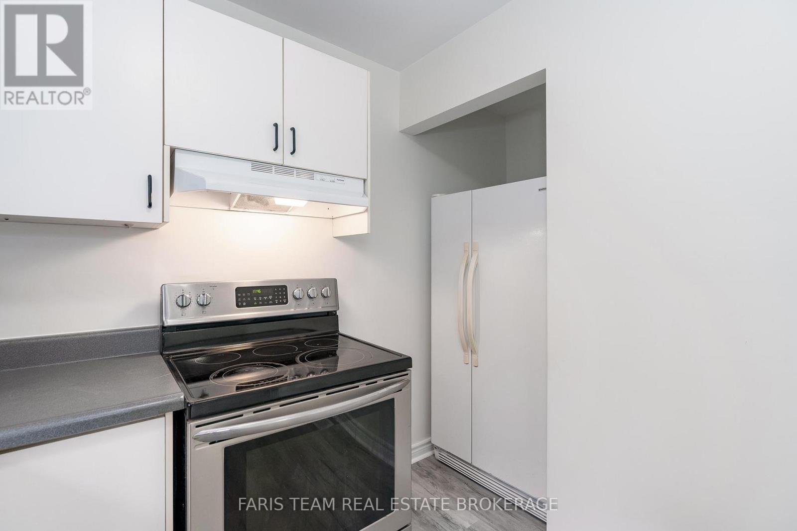 19 Wakunda Crescent, Tiny, ON - Indoor Photo Showing Kitchen