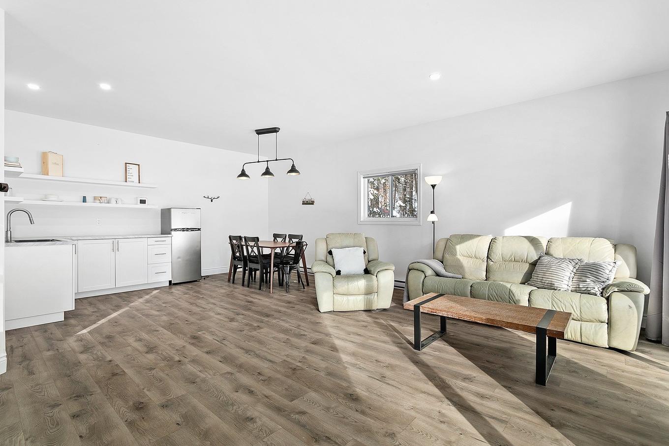 Overall view - 30 Ch. Du Lac-De-La-Ferme, Otter Lake, QC - Indoor Photo Showing Living Room