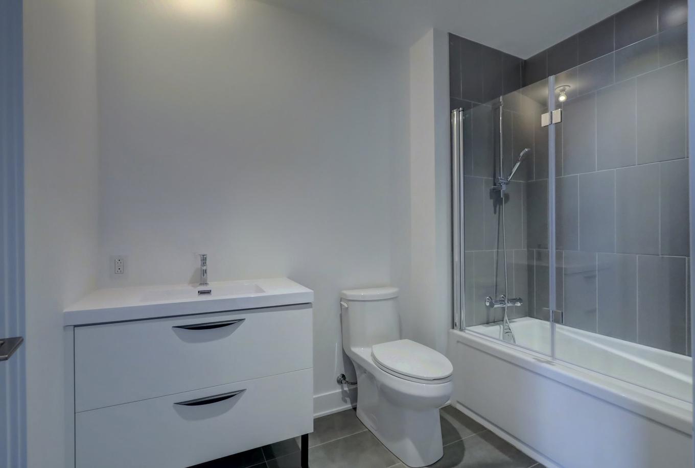 Salle de bains - 421-7227 Boul. Newman, Montréal (Lasalle), QC - Indoor Photo Showing Bathroom