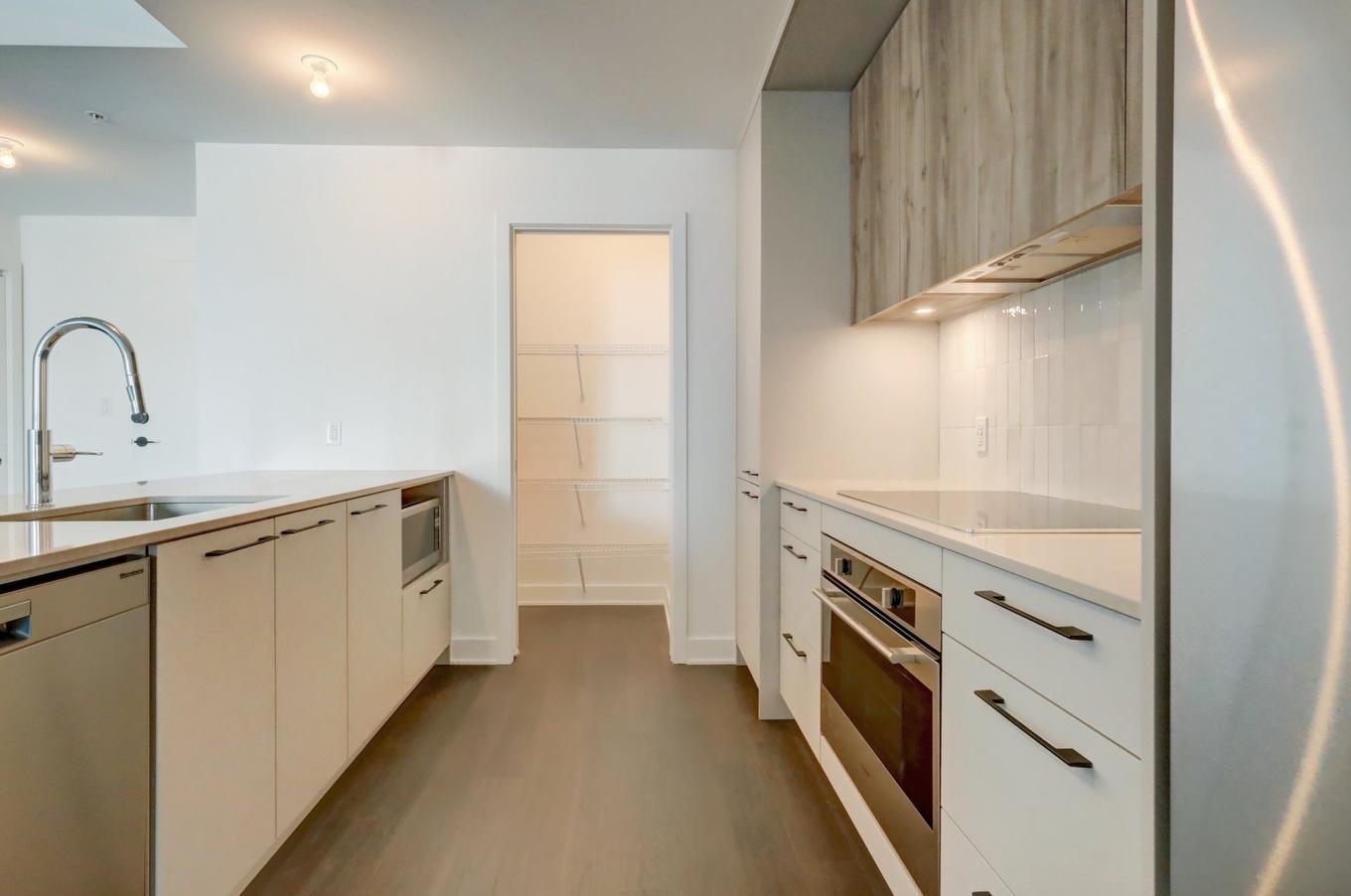 Cuisine - 421-7227 Boul. Newman, Montréal (Lasalle), QC - Indoor Photo Showing Kitchen With Upgraded Kitchen