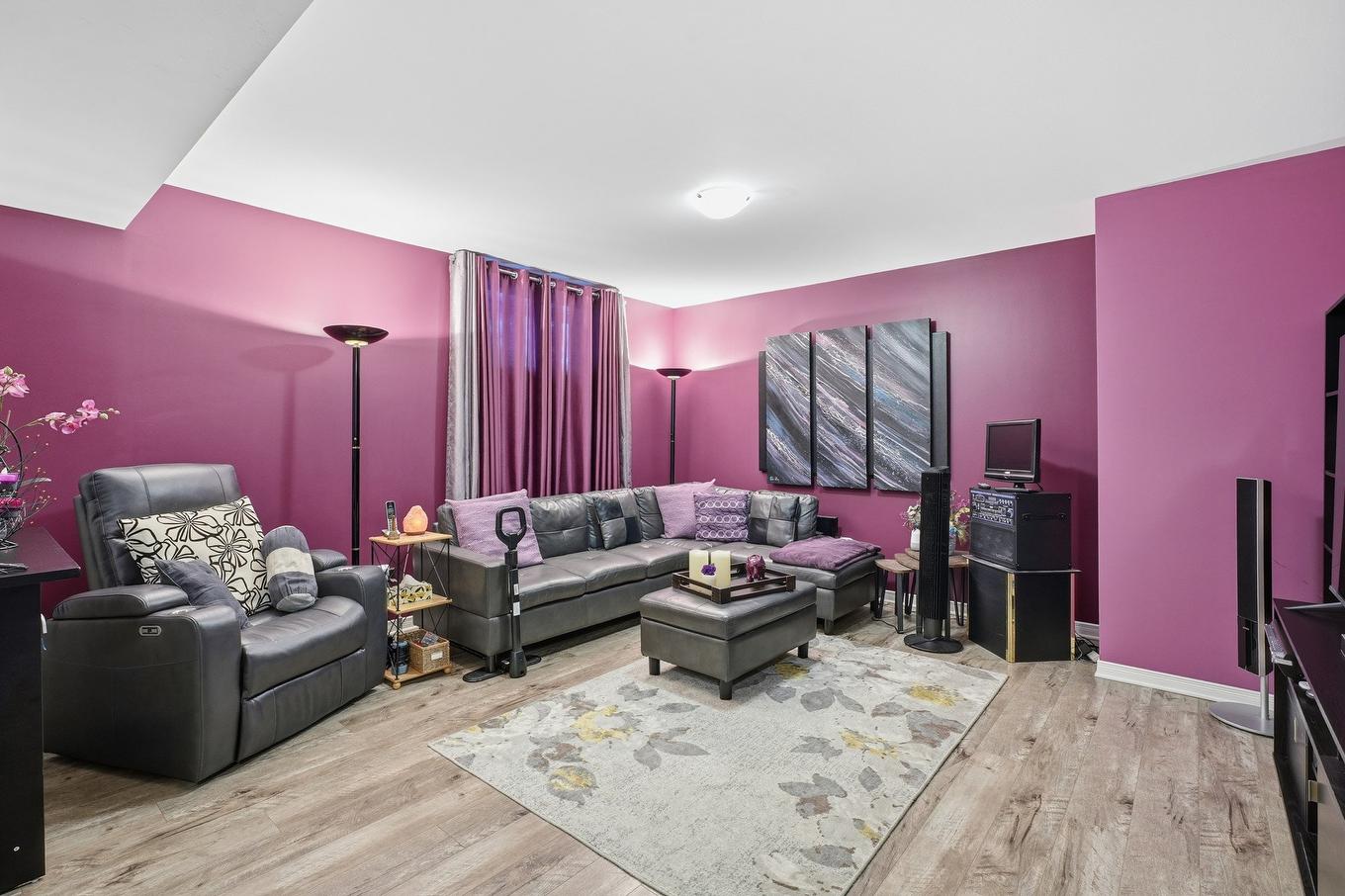 Salle familiale - 59 Rue Principale, Montpellier, QC - Indoor