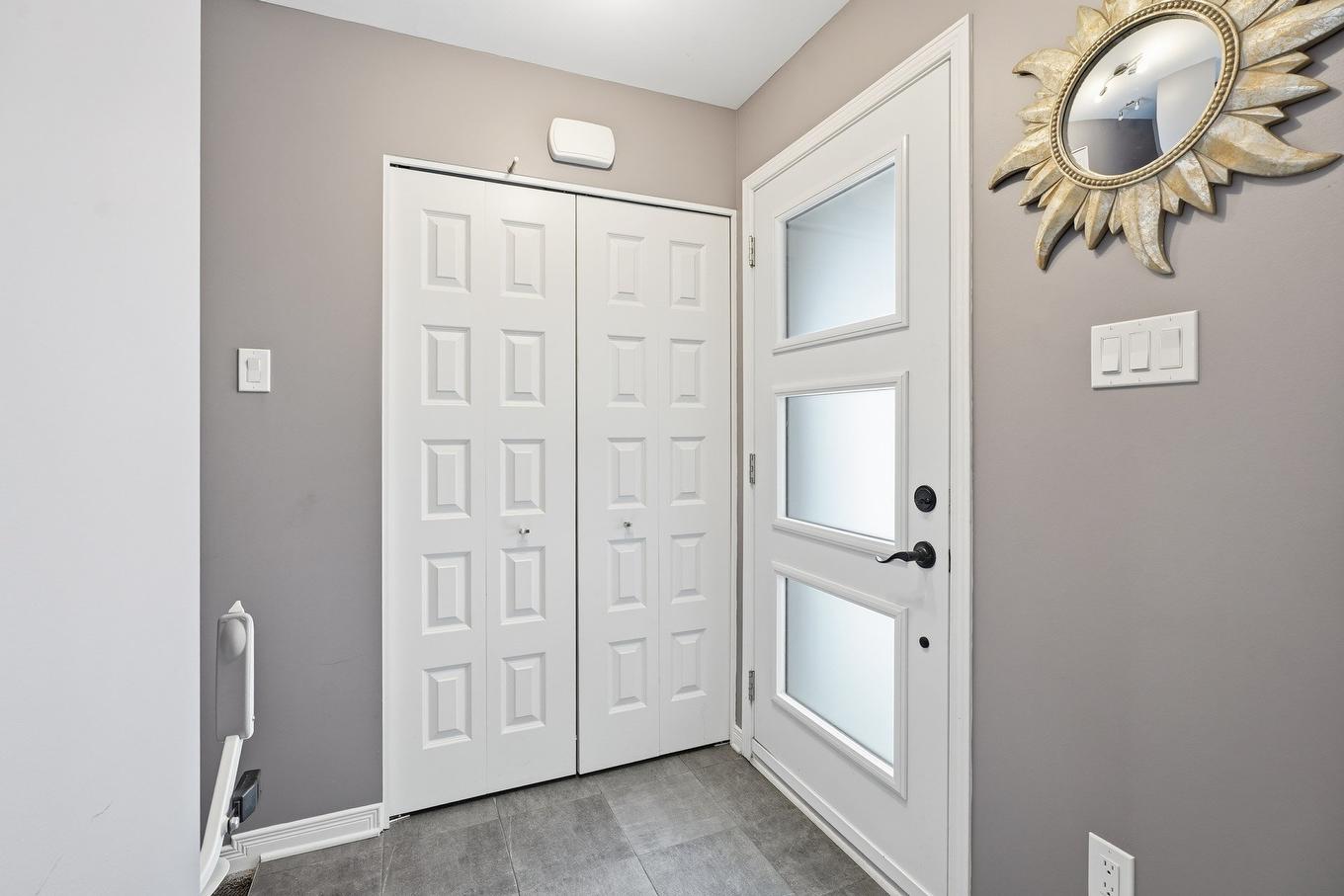 Hall d'entrée/Vestibule - 59 Rue Principale, Montpellier, QC - Indoor Photo Showing Other Room