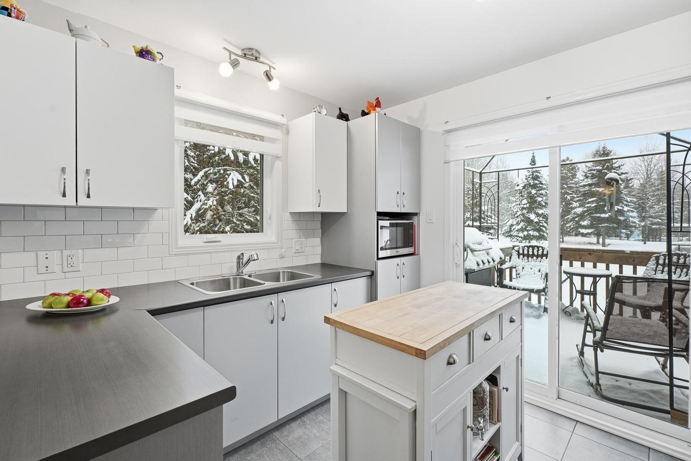Cuisine - 59 Rue Principale, Montpellier, QC - Indoor Photo Showing Kitchen With Double Sink