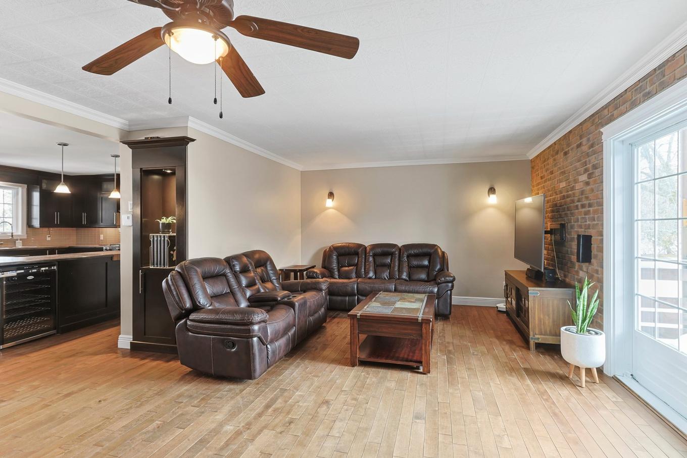 Salon - 235 Route 132, Sainte-Barbe, QC - Indoor Photo Showing Living Room