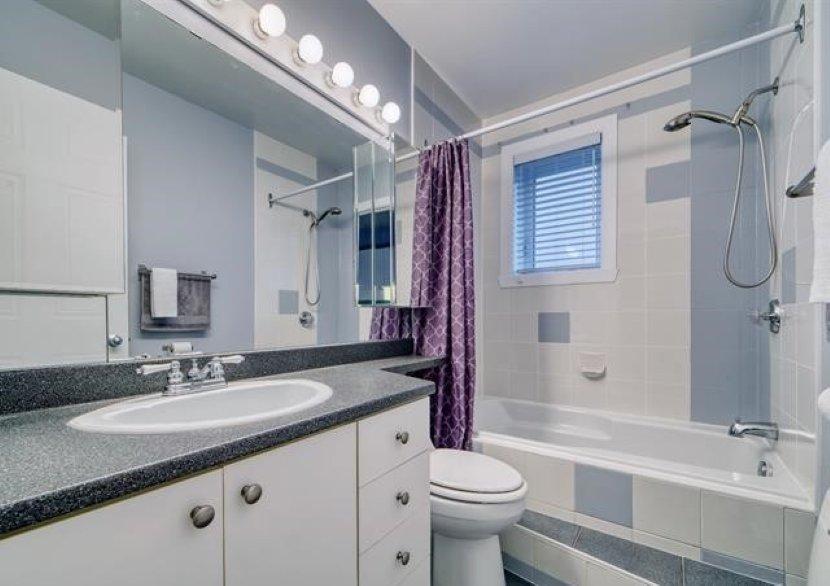 Bathroom - 3765 Rue Des Ruisseaux, Sainte-Catherine, QC - Indoor Photo Showing Bathroom