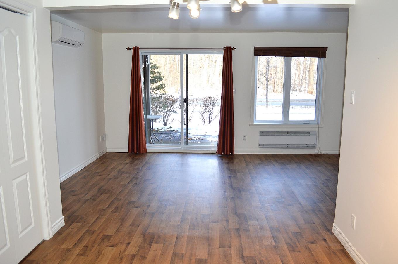 Living room - 101-2075 Av. Pratte, Saint-Hyacinthe, QC - Indoor Photo Showing Other Room