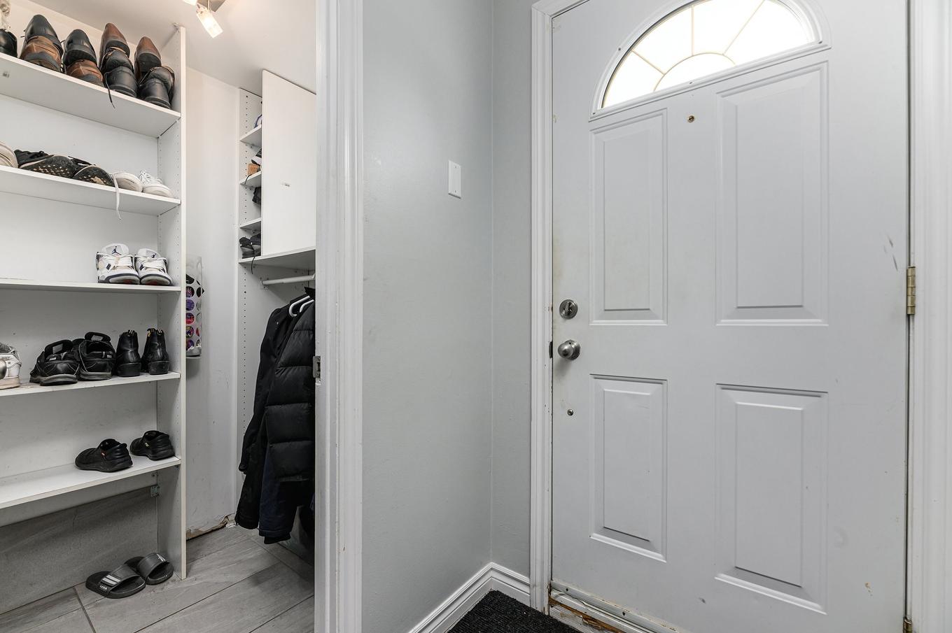 Hall - 4020 Crois. Oscar, Brossard, QC - Indoor