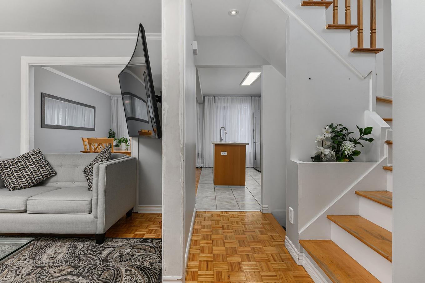 Hall - 4020 Crois. Oscar, Brossard, QC - Indoor