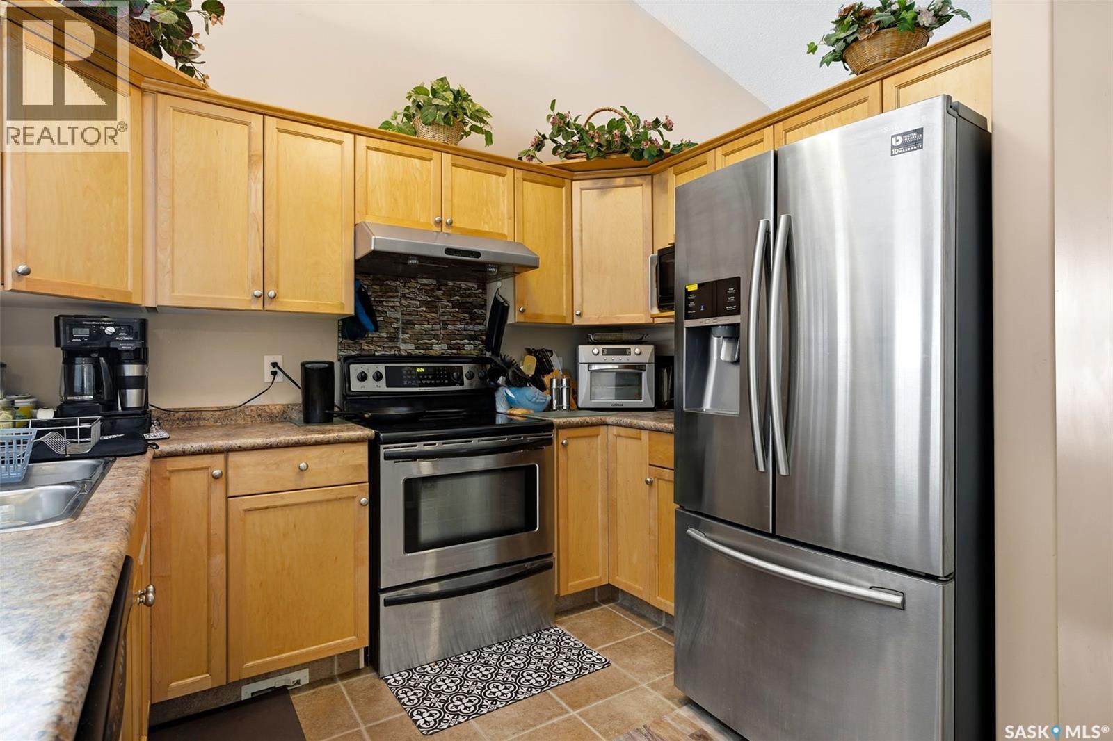 1007 Cypress Way, Regina, SK - Indoor Photo Showing Kitchen With Stainless Steel Kitchen