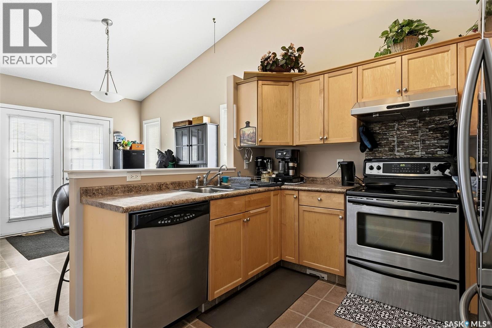 1007 Cypress Way, Regina, SK - Indoor Photo Showing Kitchen With Double Sink