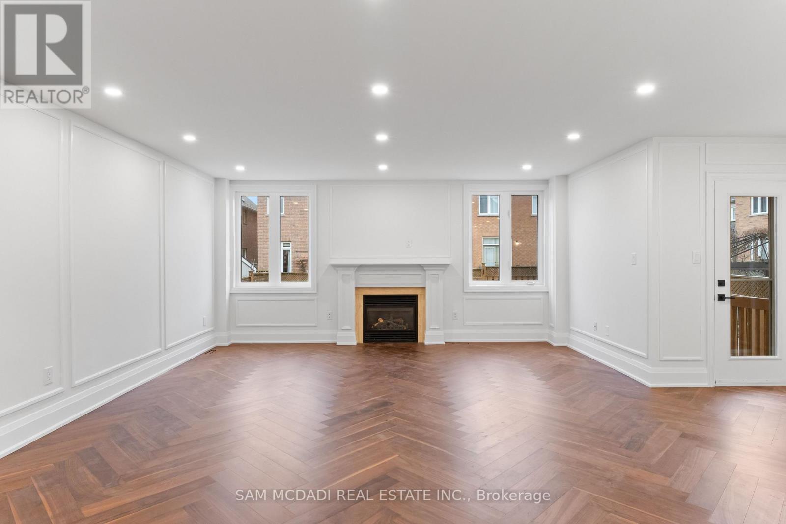 5180 Littlebend Drive, Mississauga, ON - Indoor Photo Showing Living Room With Fireplace