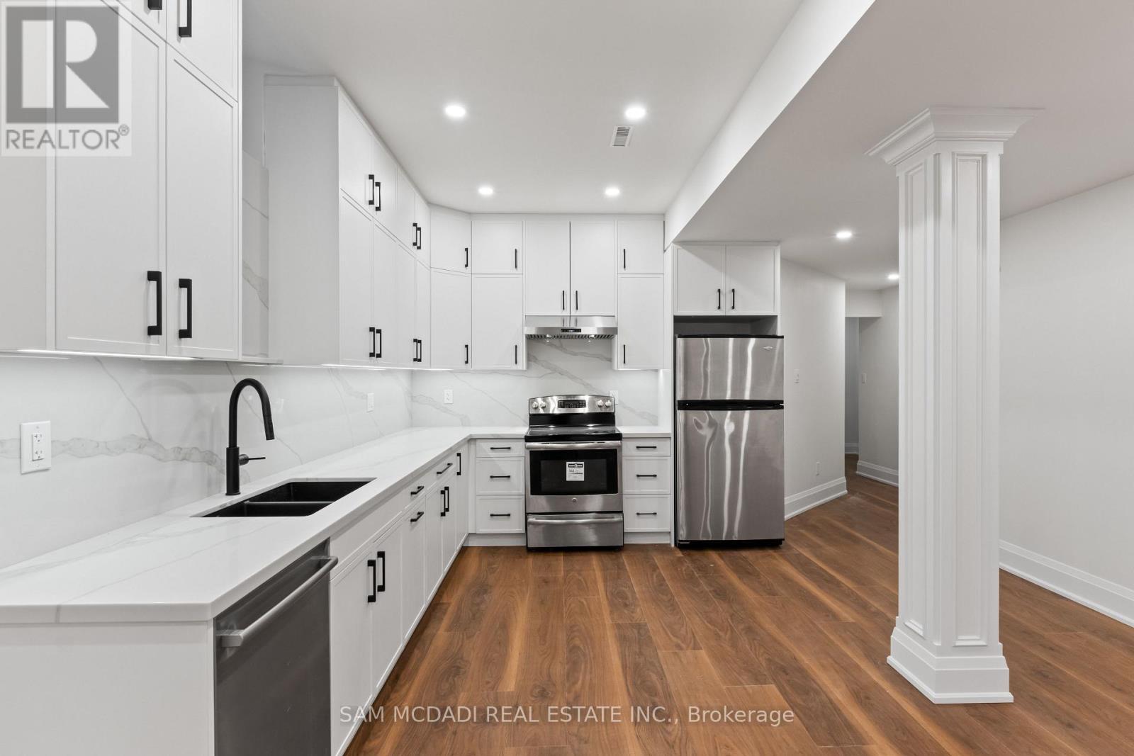 5180 Littlebend Drive, Mississauga, ON - Indoor Photo Showing Kitchen With Stainless Steel Kitchen With Double Sink With Upgraded Kitchen