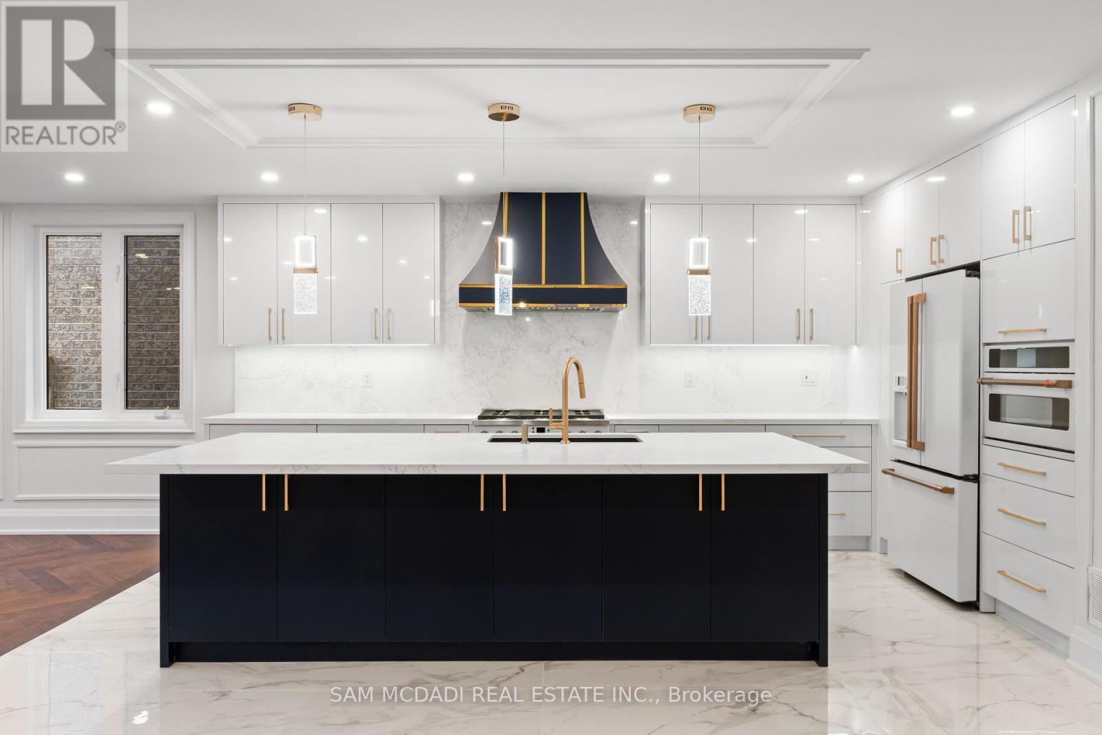 5180 Littlebend Drive, Mississauga, ON - Indoor Photo Showing Kitchen With Upgraded Kitchen