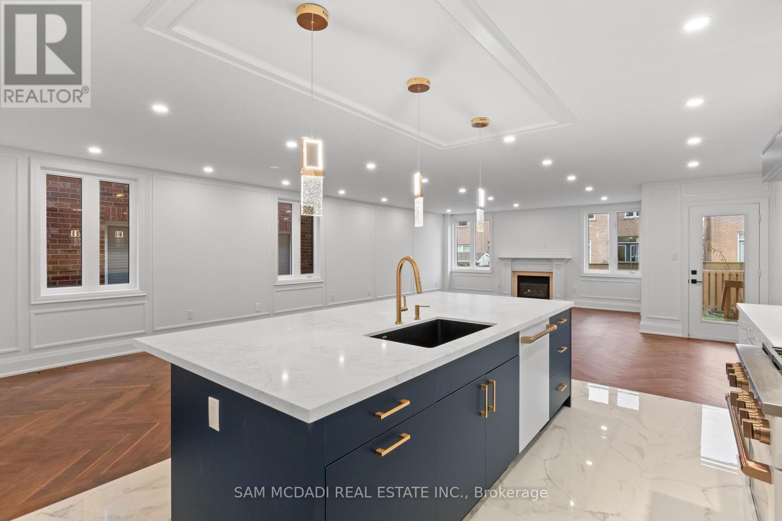 5180 Littlebend Drive, Mississauga, ON - Indoor Photo Showing Kitchen With Upgraded Kitchen