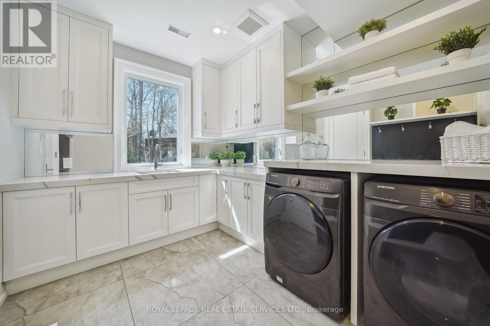 1489 Rogerswood Court, Mississauga, ON - Indoor Photo Showing Laundry Room