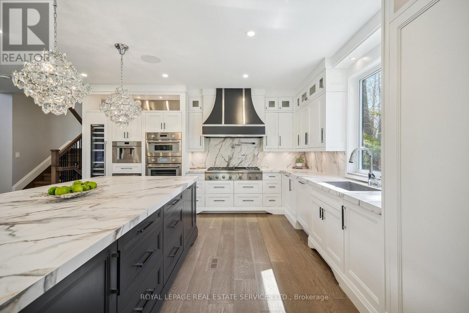 1489 Rogerswood Court, Mississauga, ON - Indoor Photo Showing Kitchen With Upgraded Kitchen