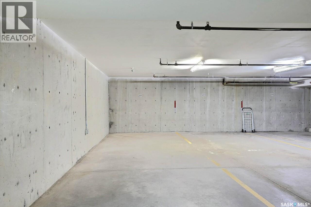 201 4721 Mctavish Street, Regina, SK - Indoor Photo Showing Garage