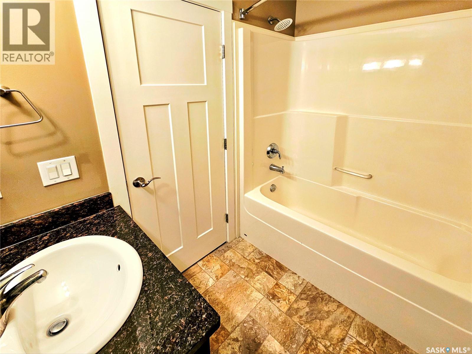 121 115 Shepherd Crescent, Saskatoon, SK - Indoor Photo Showing Bathroom