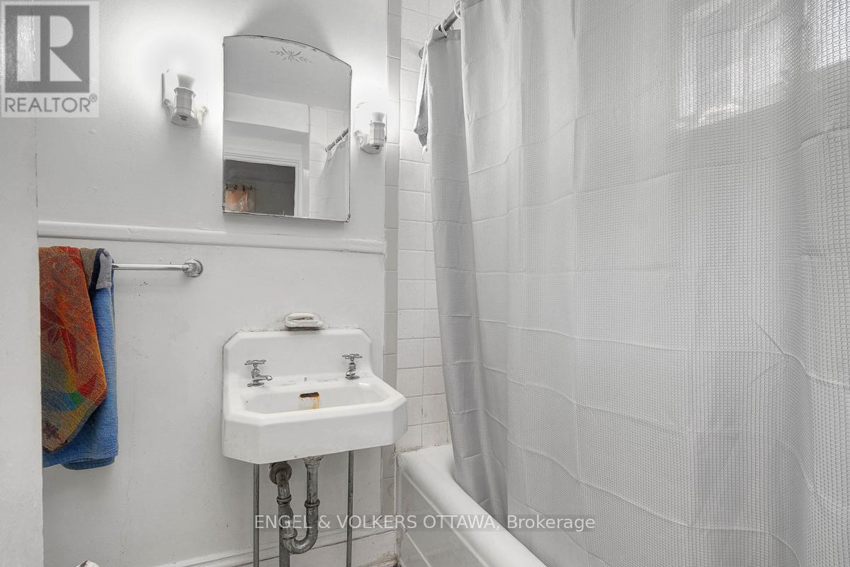 258 Kent Street, Ottawa, ON - Indoor Photo Showing Bathroom